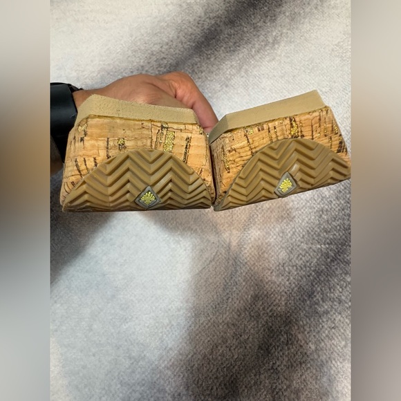 VOLATILE Women's‎ Neville Gold Metallic Comfy Thong Wedge Sandals Shoes 7 - Picture 7 of 8